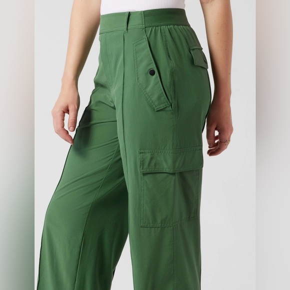 Athleta Highwaist Women's wide legs Green Cargo Pants size 2 - Picture 3 of 10